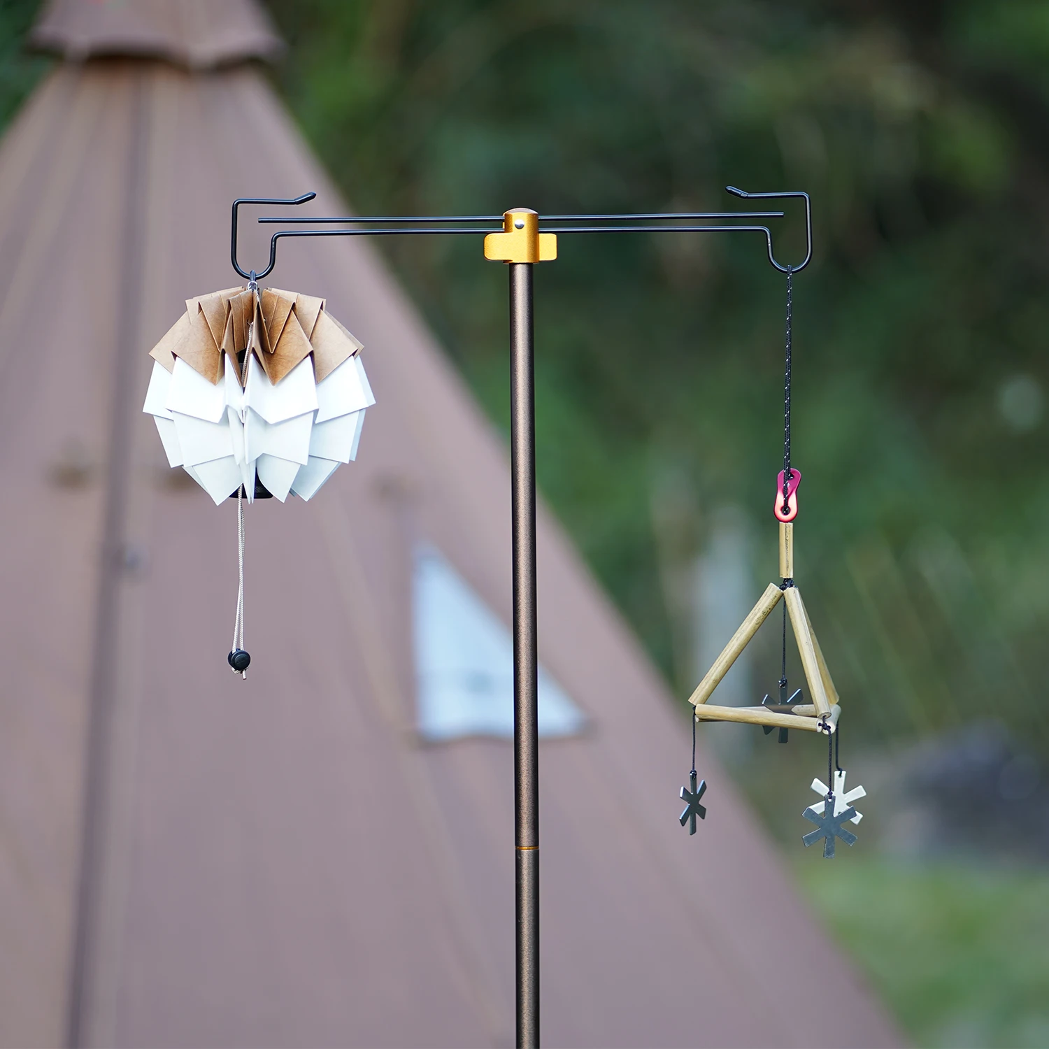 Aluminum alloy folding tent lamp stand with telescopic pole and double hooks for camping. Comes with a storage bag