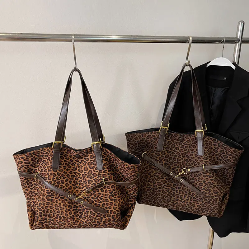 

Leopard Print Canvas Bag Fashionable New Highend Large Capacity Shoulder Bag Commuting Versatile Leisure Travel Class Armpit Bag