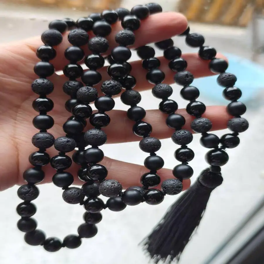 

Ожерелье-мала из натурального лавового камня и матового черного оникса (108 бусин) с черным кисточком, для заземления и защиты, целебное кристаллическое украшение