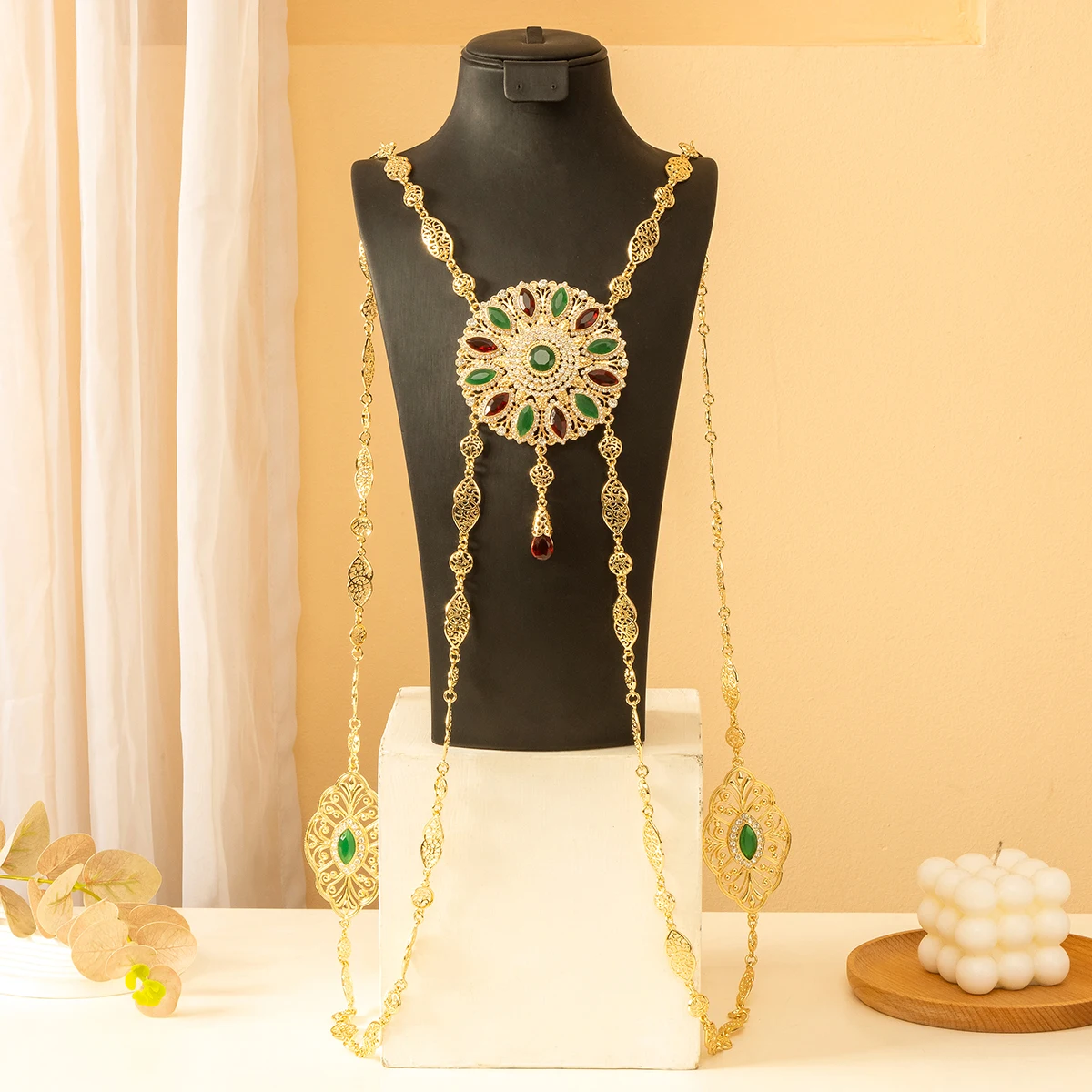 

Марокканская свадебная цепочка для тела в форме вырезаного цветка, ручная работа, чтобы создать блестящую роскошную свадебную цепочку на плечо