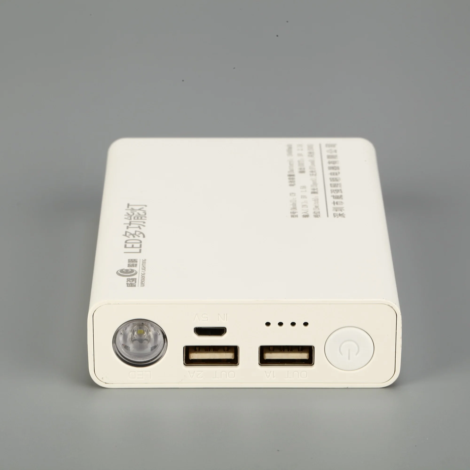 Foco LED multifuncional, reflector y carga de productos electrónicos.