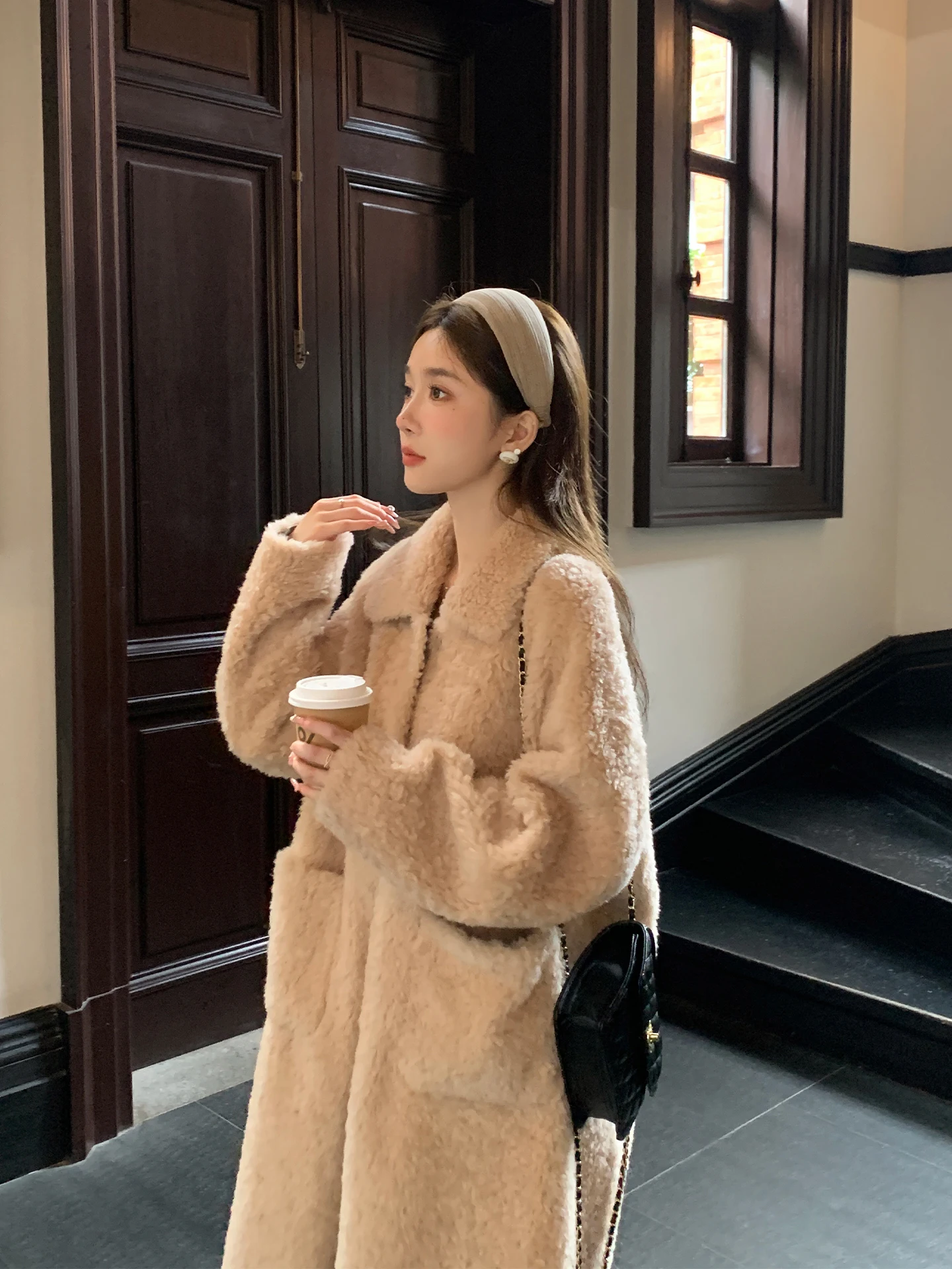 

Молодежное женское пальто средней длины с мехом ягненка, шерстяное кожаное удобное теплое модное корейское длинное пальто све