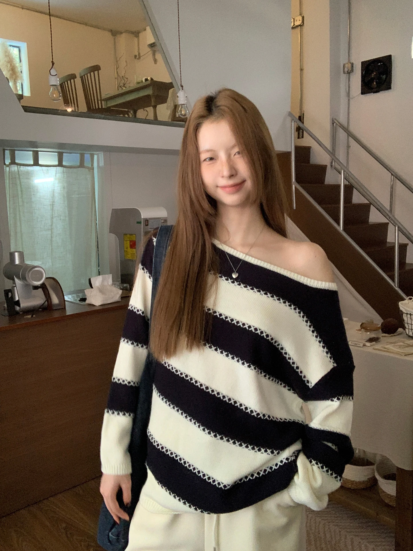 

Red Celebri Knitwear Women's Korean Sle Early Autumn Top Stripe Loose Lazy Sle Super Beautiful Slant oulder Sweater