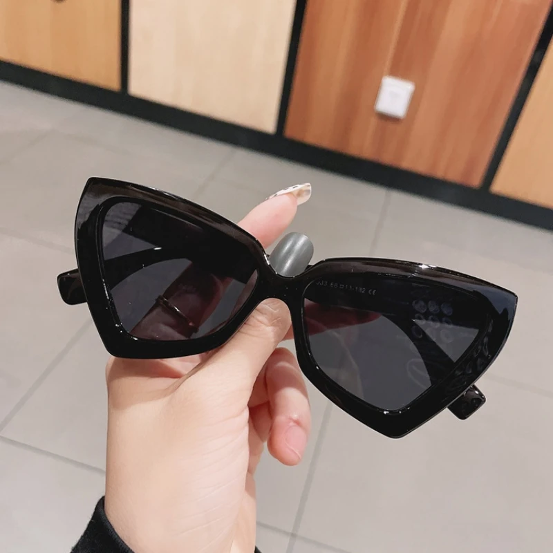 

2024 Unisex INS Cat Eye Sunglass Trendy Female Luxury Design UV Eyewear Popular Men Travelling Oversized Sun Shades Goggles