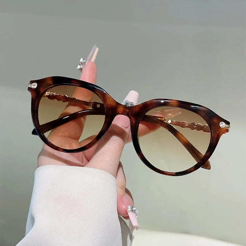 KAMMPT Runde Sonnenbrille mit Strasssteinen für Damen, 2025, neu in Farbverlauf, Outdoor-Dekor-Sonnenbrille, trendige Luxus-Markendesign-Sonnenbrille