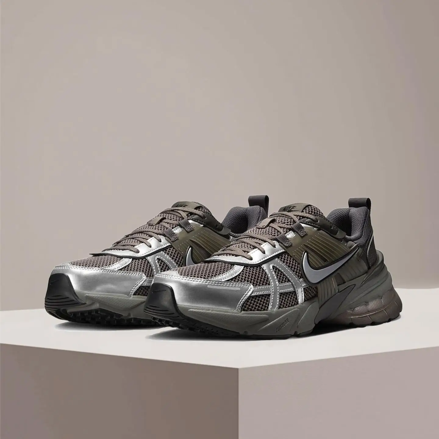 Nike V2K Run Retro Running Shoes Comfortable cushioning and durable construction Unisex everyday casual style HQ1678-200
