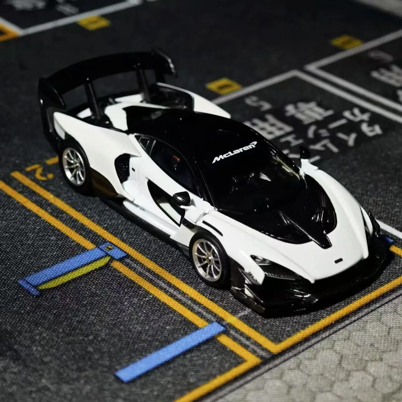 

CM в наличии 1:64 Mclaren Senna GTR Коллекция моделей автомобилей Игрушки Белая литая под давлением диорама