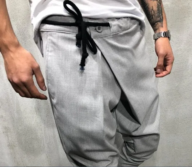 

209. Мужские длинные джинсы. Повседневные шаровары. Свободный крой. Молодежные энергетические брюки. Другие повседневные сценарии.