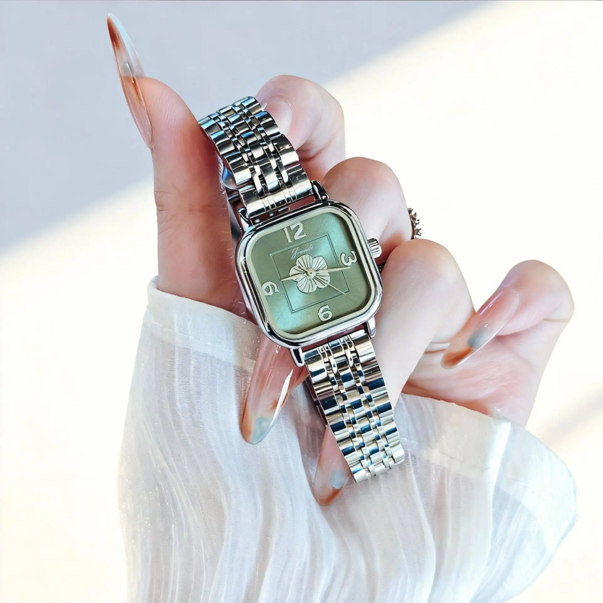 

New Women'S Watch With Camellia Design, High-End Style, Korean-Inspired, Perfect For Students, Suitable For Autumn And Winter.