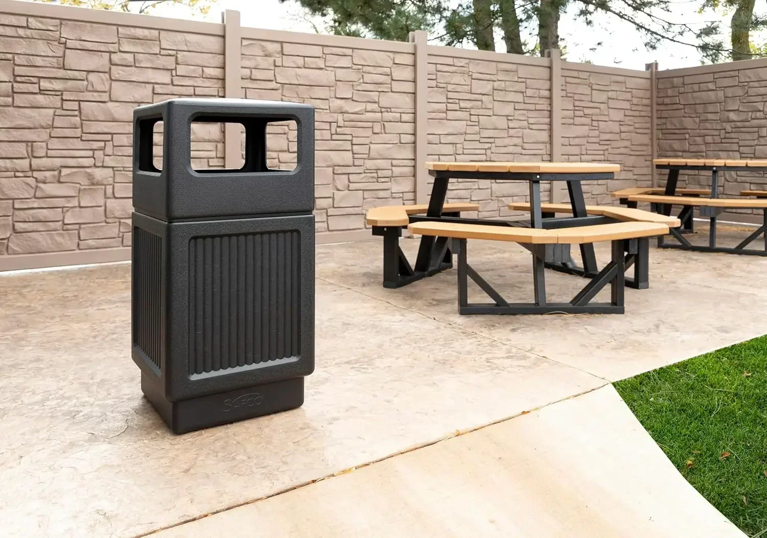 

Мусорный бак Safco Canmeleon для внутреннего и наружного использования, прочный и устойчивый к атмосферным воздействиям мусорный бак, 38 галлонов, черный