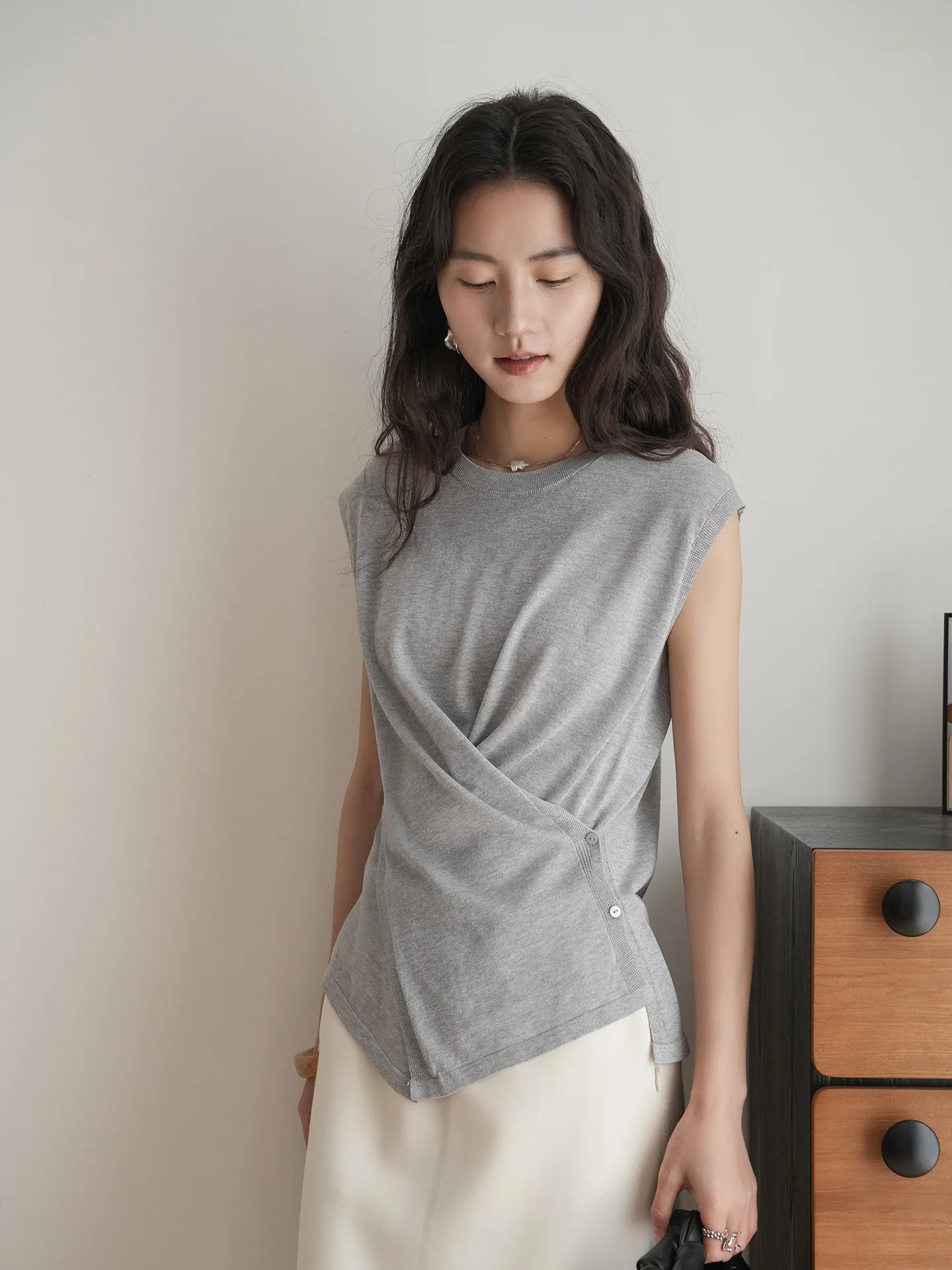 

Lansheng Home Silk Short Sleeve Knitted T-Shirt Women's Summer Waist-Cinching Asymmetrical Cross Buckle Top Design Sense