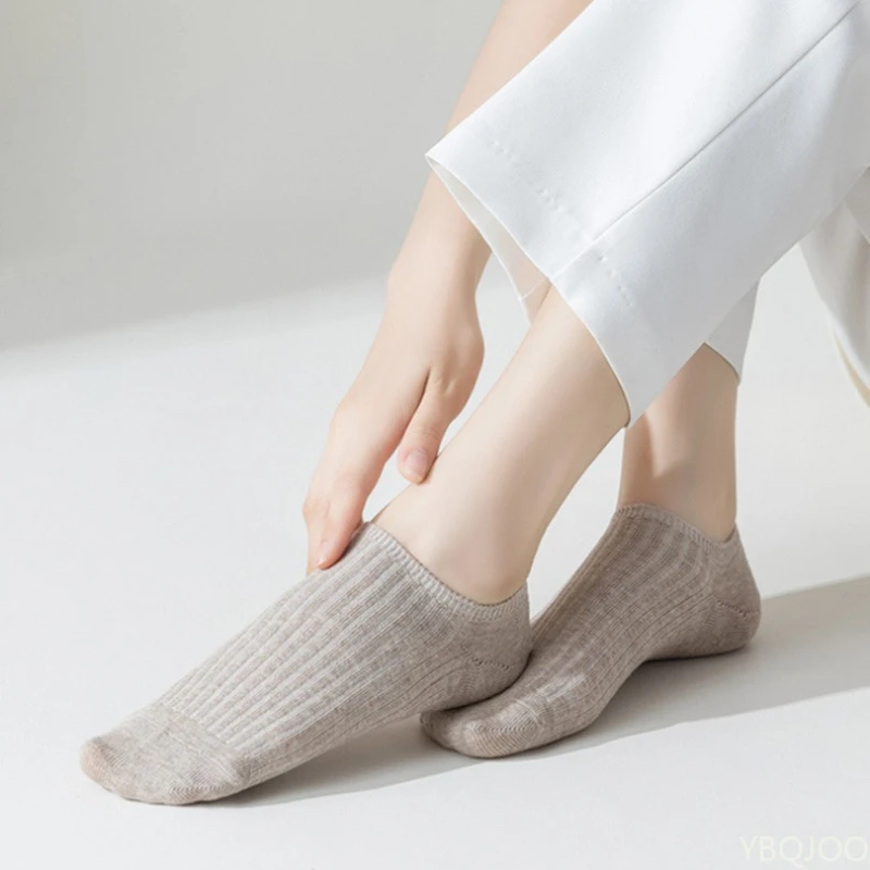 5 أزواج من الجوارب القصيرة العصرية للسيدات صيفية بلون سادة مريحة باللون الأسود والأبيض بسيطة كاجوال منخفضة القطع قابلة للتنفس