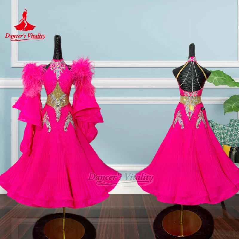 Sukienki do tańca towarzyskiego w kolorze intensywnego różu, z wysokim dekoltem, podkreślające biodra, z możliwością personalizacji, zapewniające energię tancerki, idealne do walca, tanga, plisowane, z dużym zamachem.