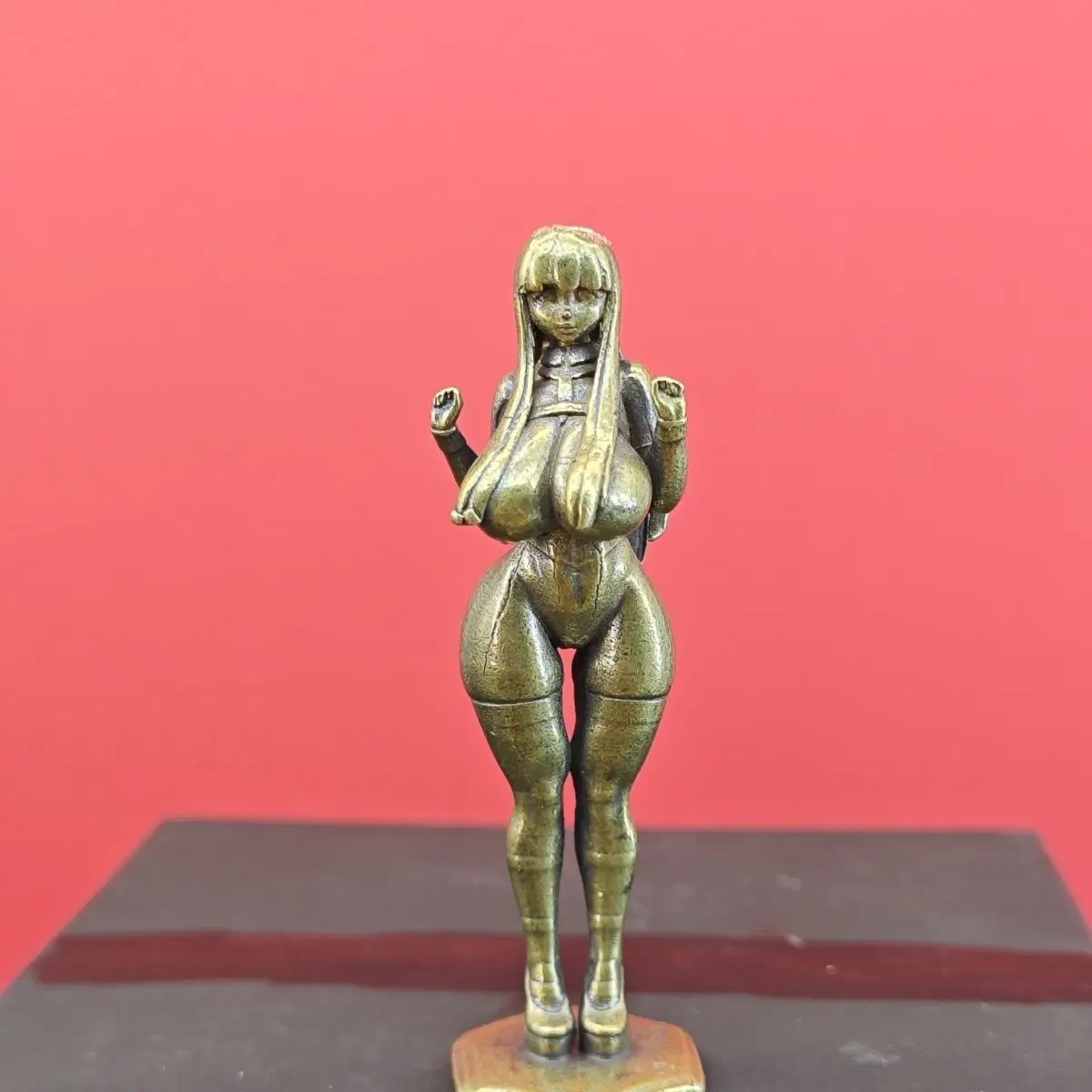 

​​5.8cm/2.28inch Brass Anime Girl Statue Sitting Pose Collectible Figurine for Desk and PC Case Decor, Vintage Style Ornament