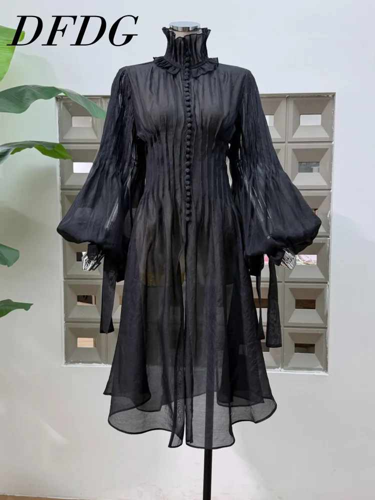 

Женское элегантное вечернее платье DFDG Весна-Лето 2026: Прозрачное сетчатое макси-платье с высоким воротом, пышными длинными рукавами, драпировкой на талии и пуговицами спереди