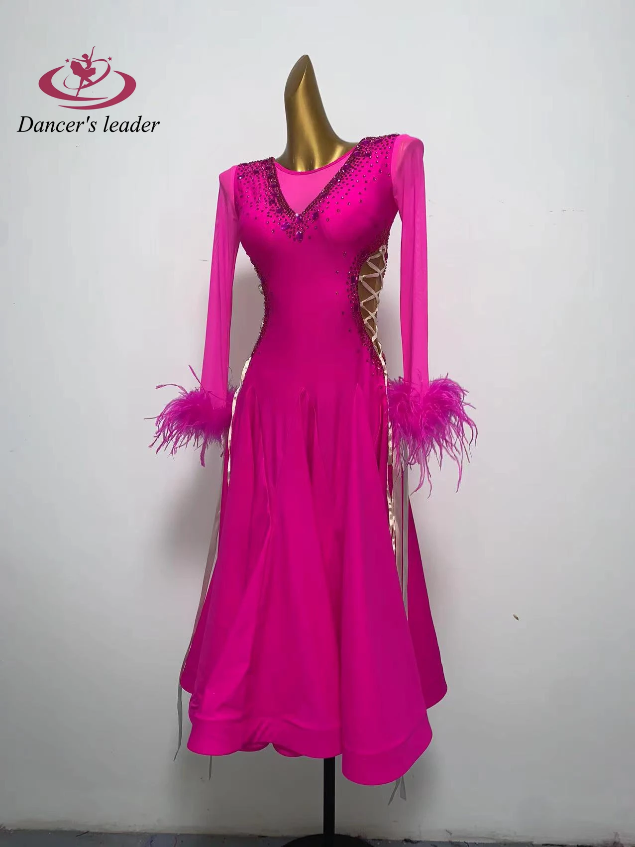 ชุดแสดงเต้นลาตินสำหรับผู้หญิง กระโปรงยาวสีชมพูแบบโมเดิร์นสั่งตัดพิเศษ ประดับคริสตัลสำหรับการแสดงซัมบ้า