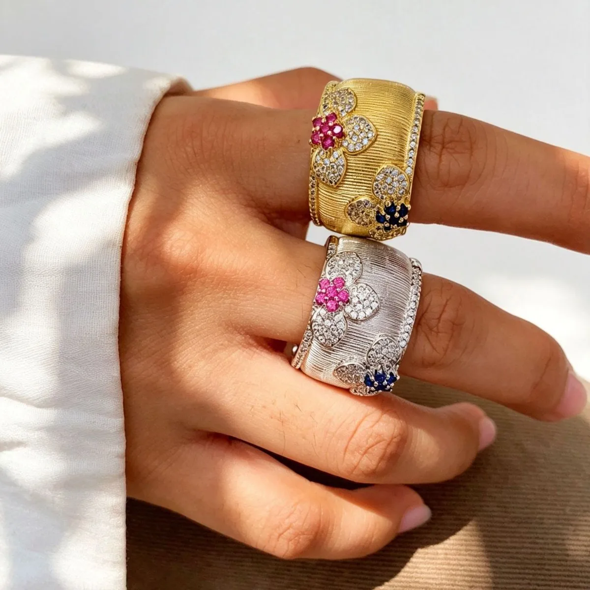 Luxury Heavy-duty Retro Court-style Colorful Zirconia Floral Diamond-embellished Brushed Bangles