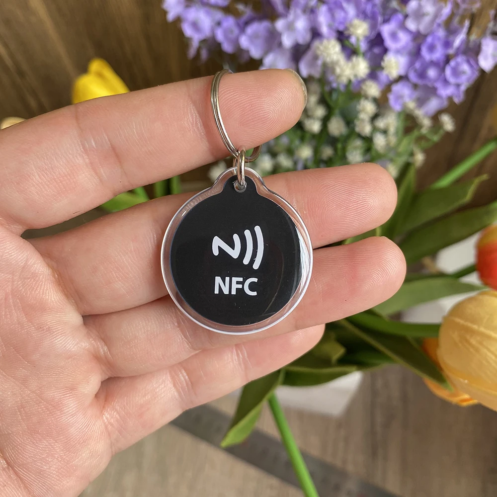 13.56MHz Epoxy NFC Key Card Instagram WhatsApp Facebook Snapchat NFC Tap Keychains