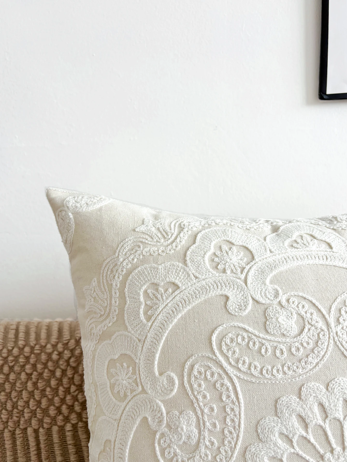 1PC Hand-Embroidered round Pillowcase with Zipper Fashionable Home Decorative Cushion Cover - No Inner Pillow Included