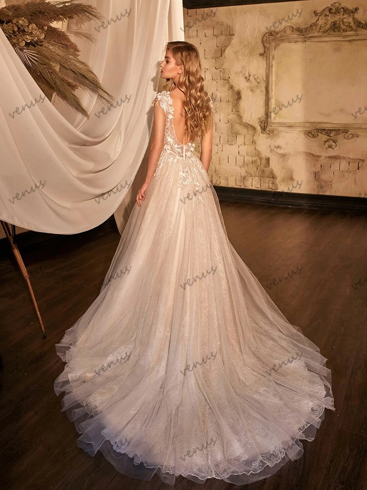 Splendidi abiti da sposa Abiti da sposa glamour Applicazioni in pizzo Una linea di tulle a strati profondo scollo a V Abiti da sposa personalizzati 2025