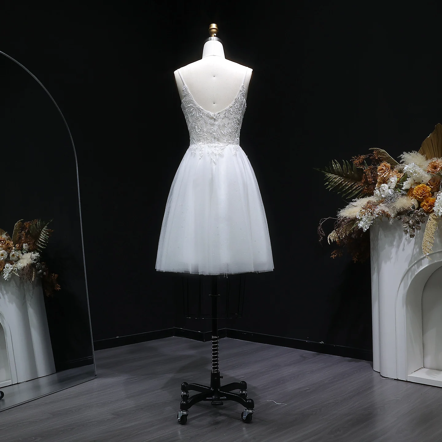 Sharon Said Weißes Homecoming-Kleid mit Spaghettiträgern und tiefem V-Ausschnitt, floral verziert, Dubai, kurzes Cocktail-Abschlussballkleid, RM140, maßgeschneidert – Detail 9