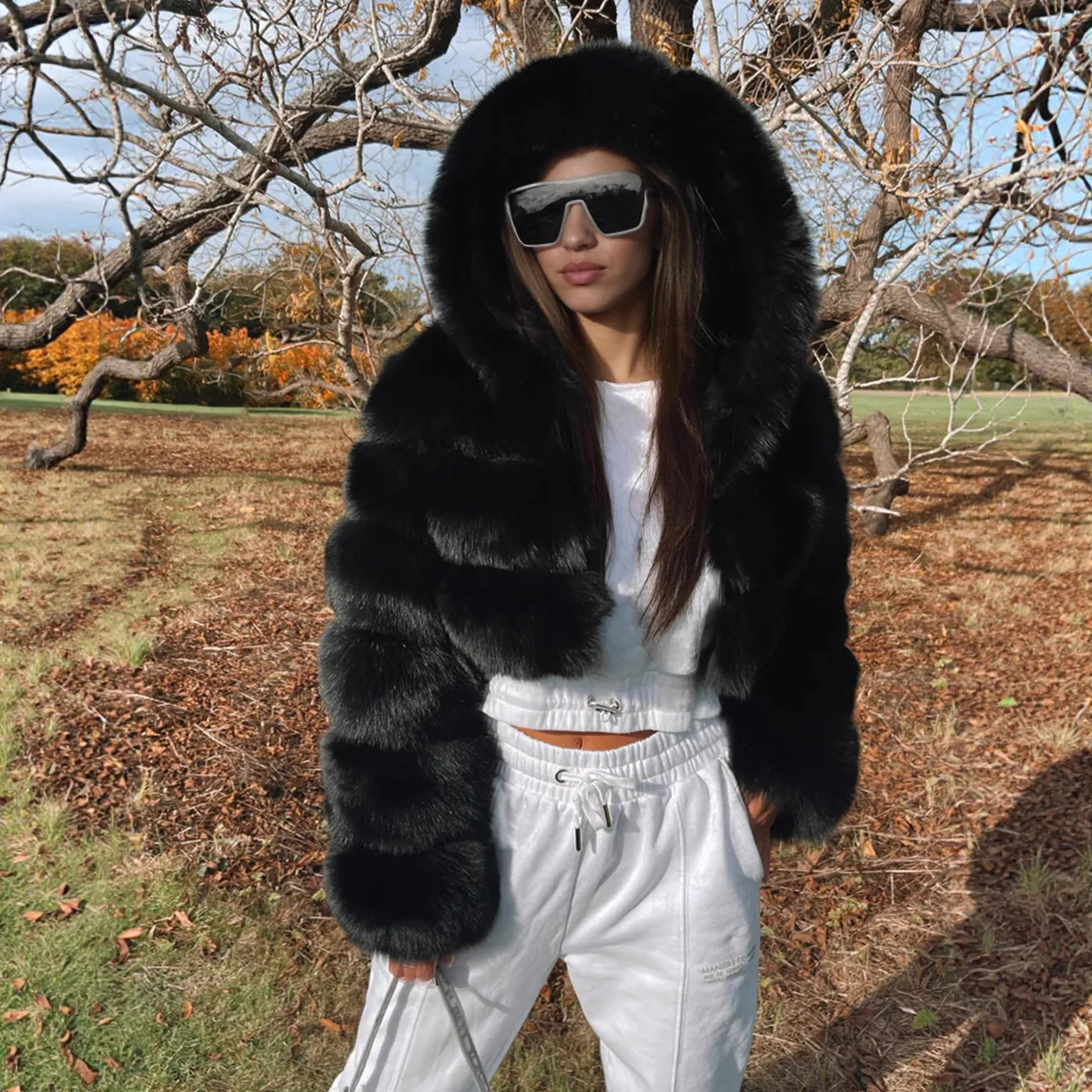 معاطف نسائية بقلنسوة من الفرو الصناعي سترات قصيرة متينة بطول صغير وأكمام طويلة بغرز مفتوحة مستقيمة مناسبة غير رسمية لخريف وشتاء 2025