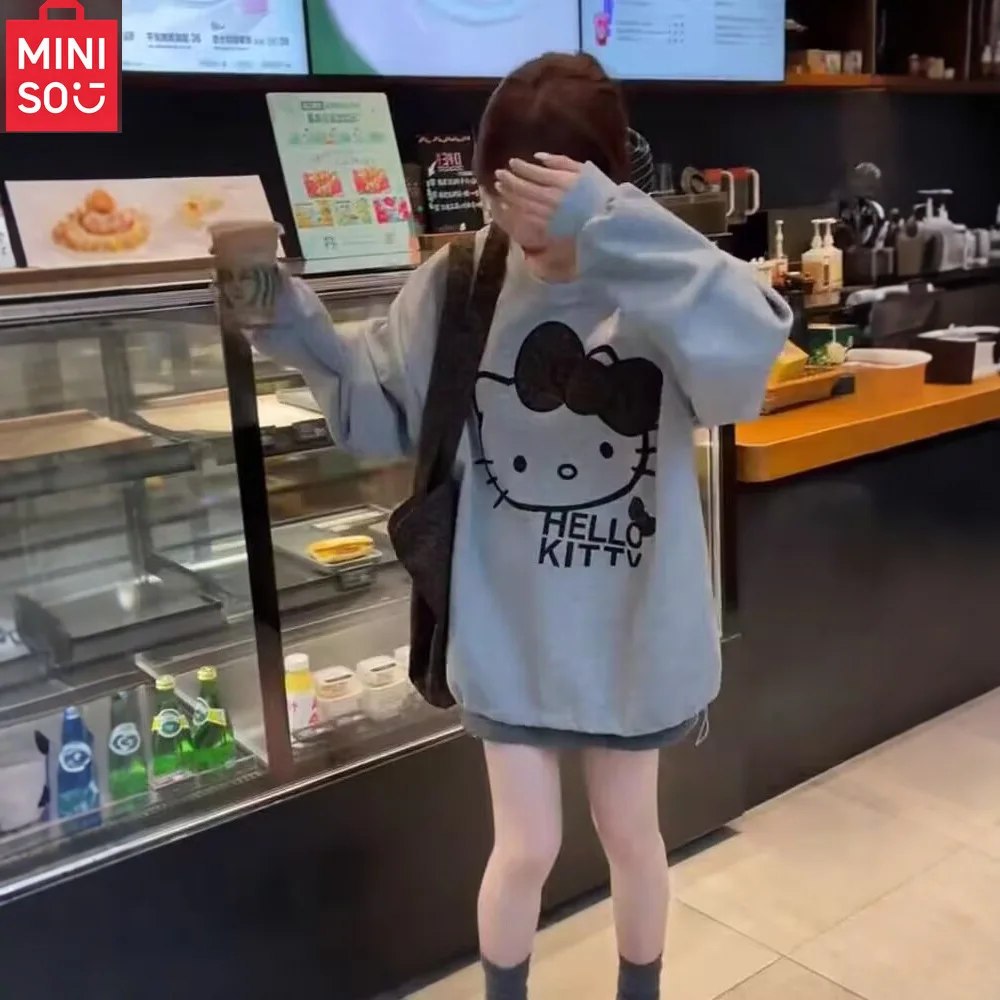 سترة بغطاء للرأس برقبة دائرية مطبوعة برسوم كارتونية أوروبية من MINISO للنساء في خريف 2025، بلوزة كبيرة الحجم جديدة فضفاضة وكسول