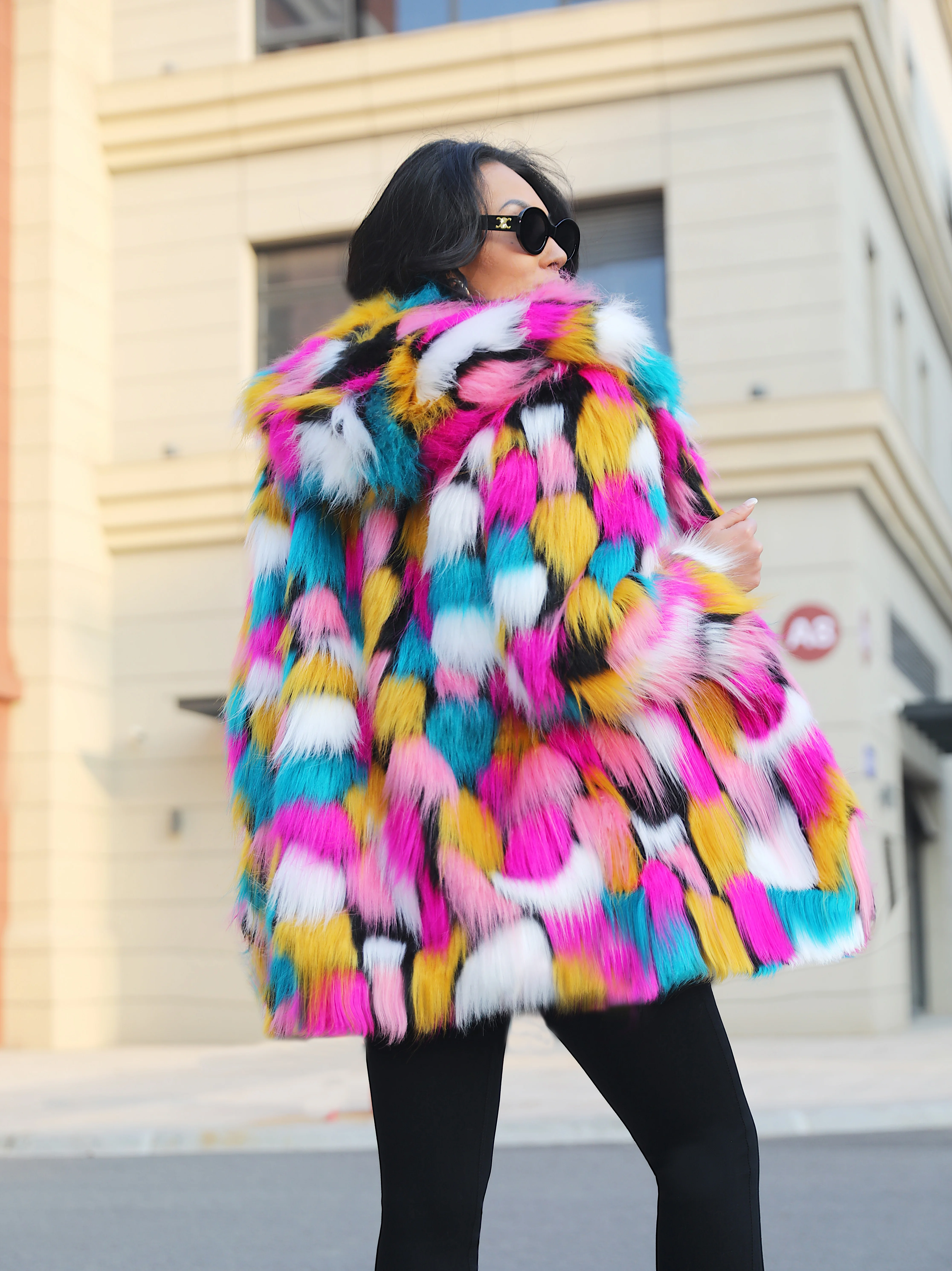 Chaqueta de piel sintética cálida y atrevida para mujer, abrigo grueso con capucha y botón oculto, informal, holgado, suave, franjas de diferente Color, prendas de vestir, abrigo elegante de invierno