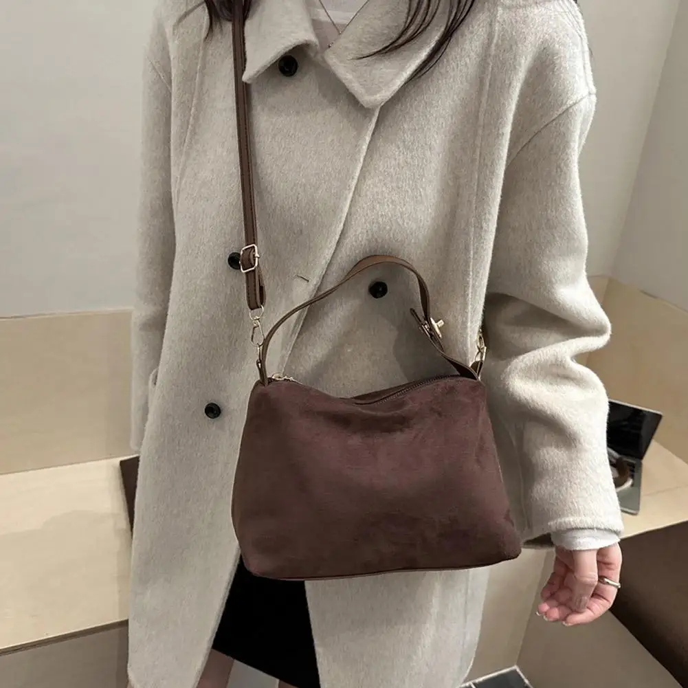 Vintage-Umhängetasche, große Kapazität, Tragetasche aus mattiertem Leder, lässige Crossbody-Pendlerhandtasche für Damen – Detail 17