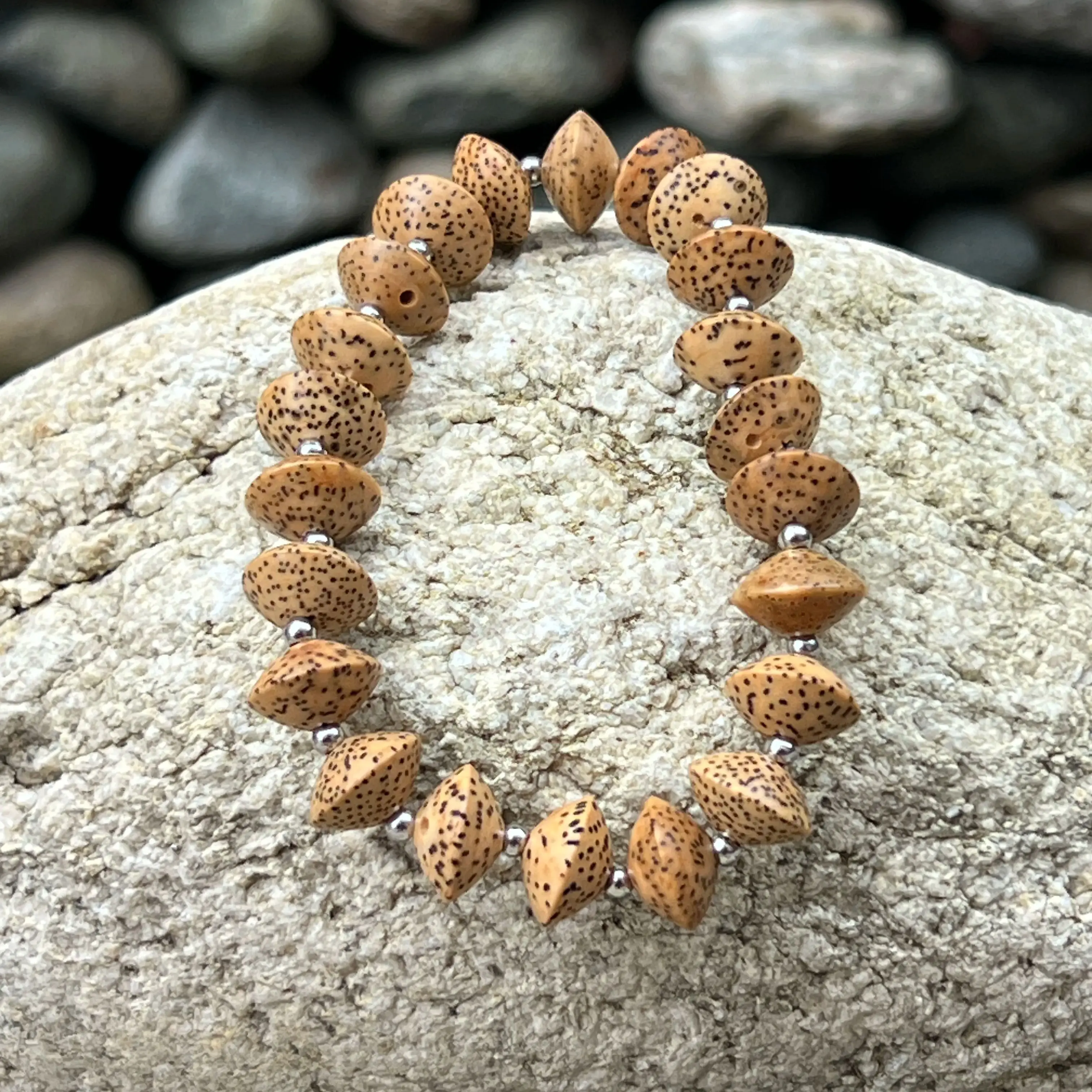 

Natural Color 12mmx7.5mm UFO Shape Star Moon Buddha Seed Beads Bracelet High Density Xingyue Bodhi Seed for Jewelry Making