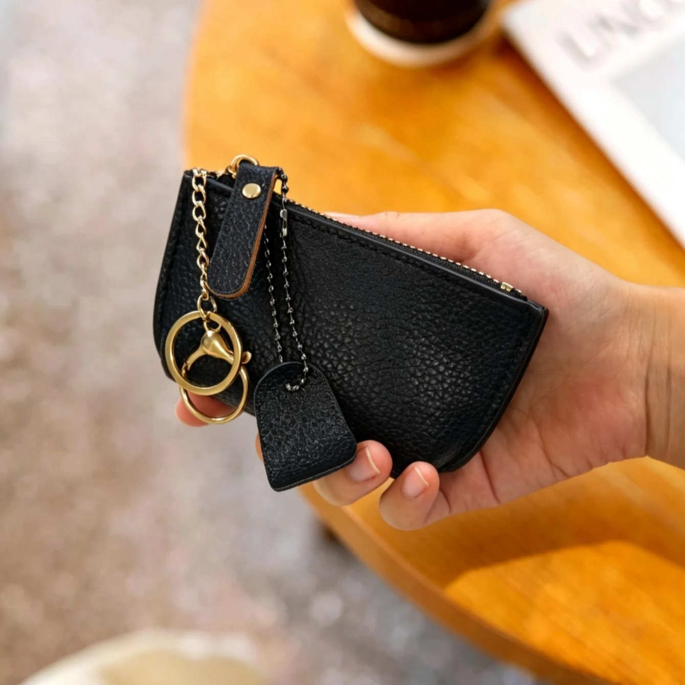 Black pebbled zip coin & card pouch with keychain, holds lipstick, coins, keys & earbuds, retro portable for commute & shopping.