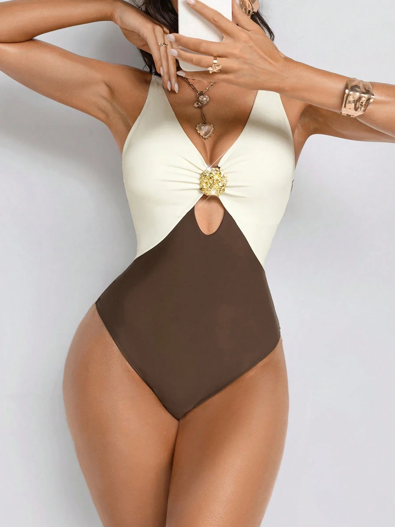 

Бежево-коричневый слитный купальник в стиле пэчворк с эффектом коррекции живота и завязками на спине для пляжного отдыха