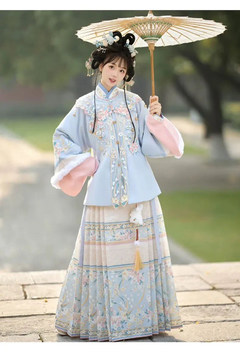 عيد الميلاد زي المرأة الشتاء سميكة الأزرق المطرزة Hanfu الدعاوى الإناث السنة الصينية الجديدة زي حفلة الزي