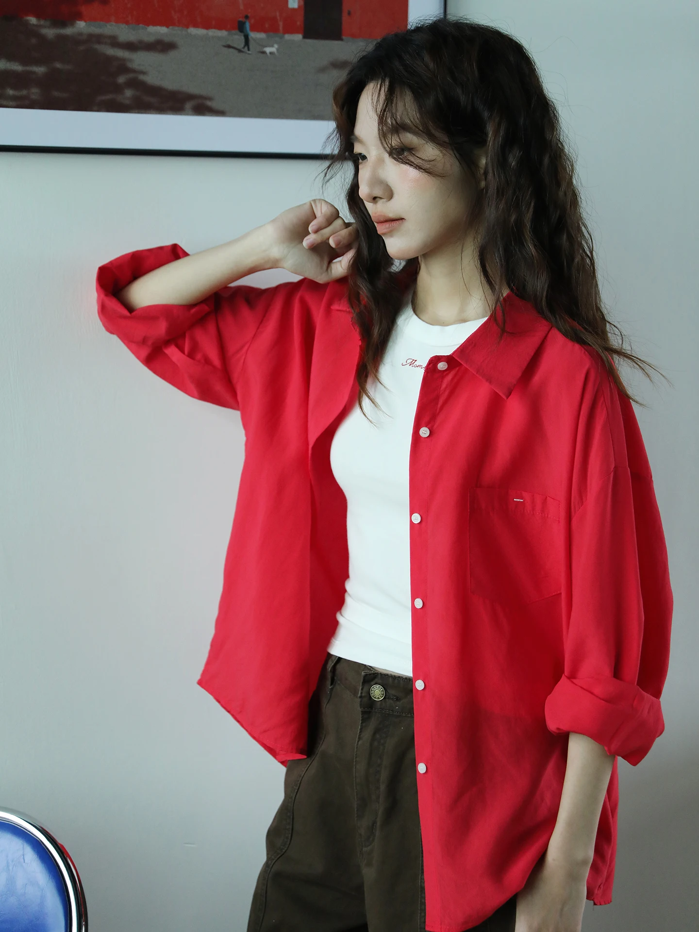 

Весна 2026: Красная хлопковая повседневная рубашка с длинным рукавом для женщин, свободный крой, универсальная, дышащая, приятная к телу, на пуговицах, для офиса и повседневной носки