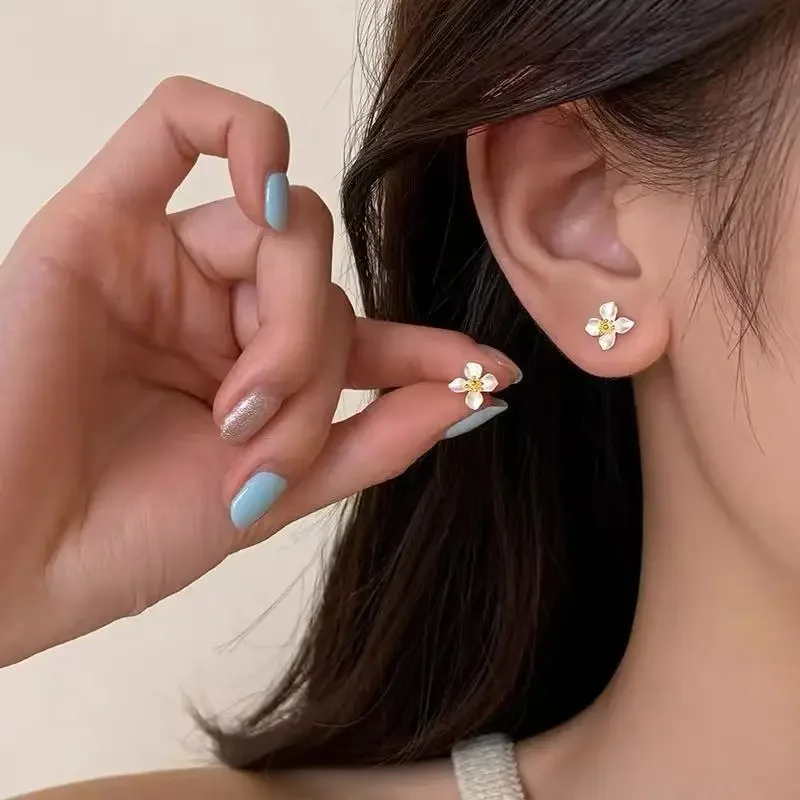 Sweet White Flower Earrings Frosted Petals With Golden Stamen Center Charm Trendy Jewelry Gifts For Women Daily Party Wear
