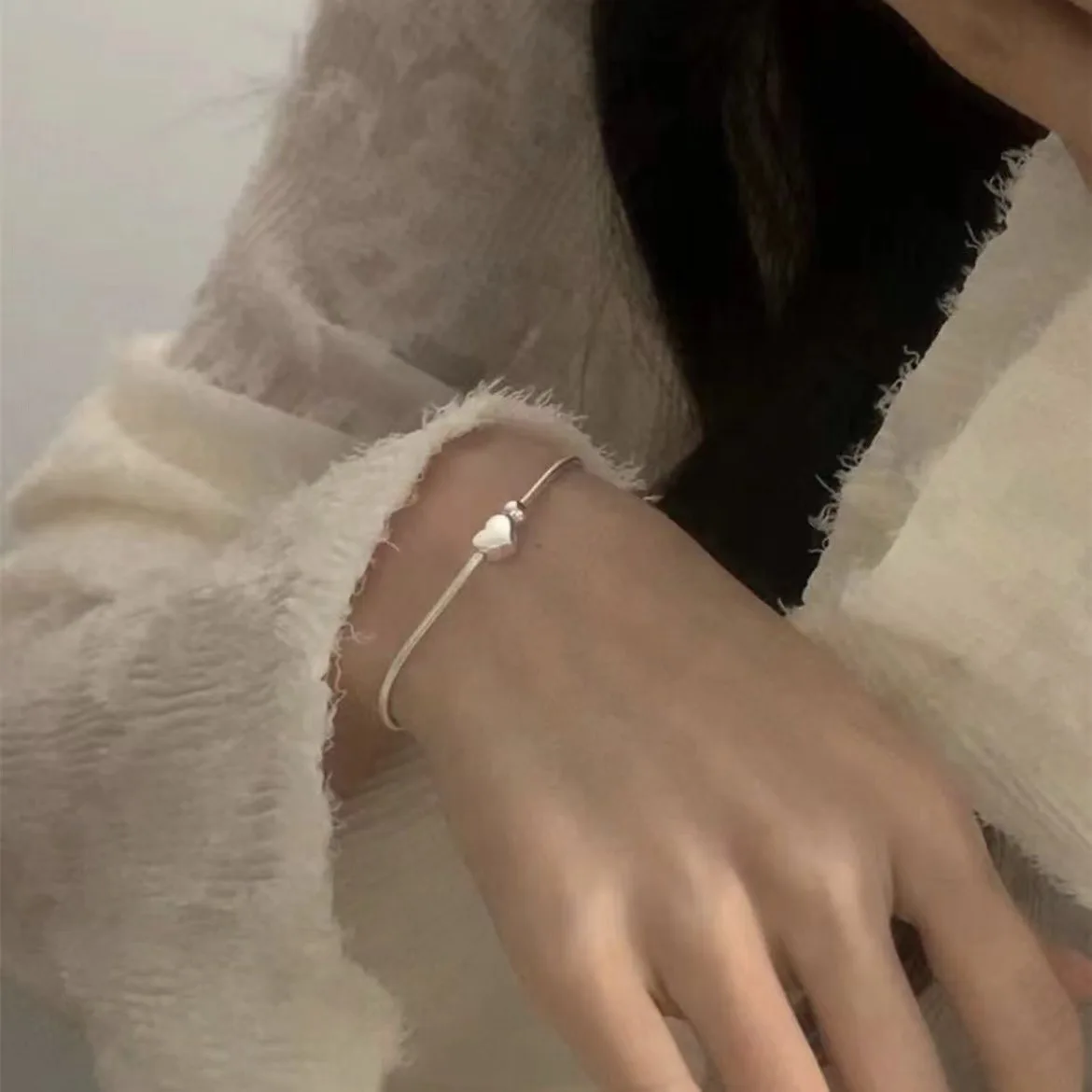 Braccialetti con ciondoli semplici per donne e ragazze Bracciale lucido a forma di cuore Accessori per gioielli di moda squisiti Regali di compleanno