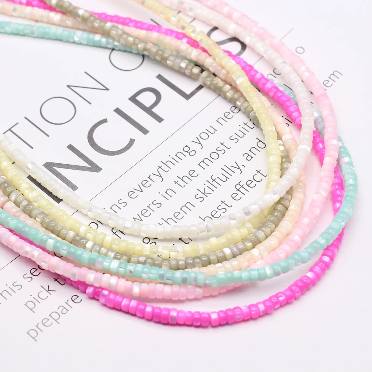 2x4mm Gefärbte Natürliche Muschelperlen Halbfertige Lose Perlen für DIY Damen Halsketten Armbänder Schmuckherstellung Zubehör