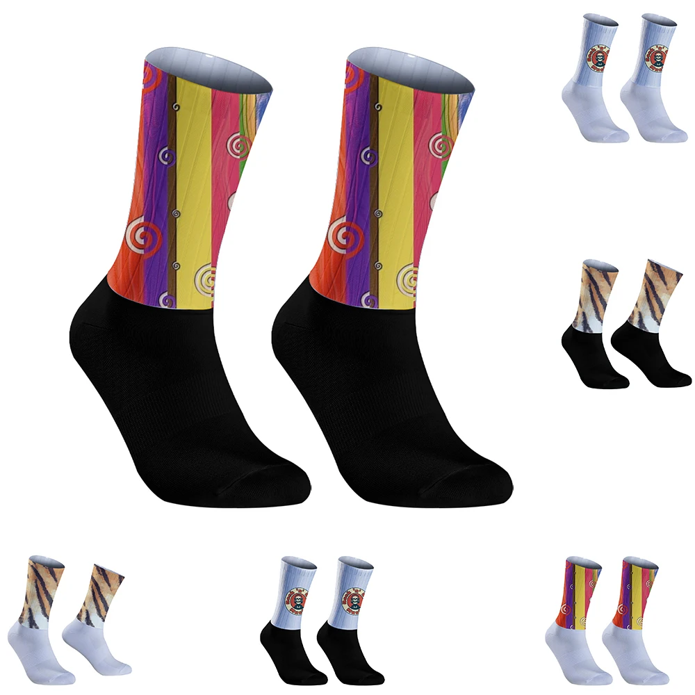 

Унисекс-носки для велоспорта с рисунком, выполненным методом спрей-печати: ультрадышащие, износостойкие, с 3D-образными узорами, с фиксацией на пятке, повышают комфорт при езде на велосипеде.