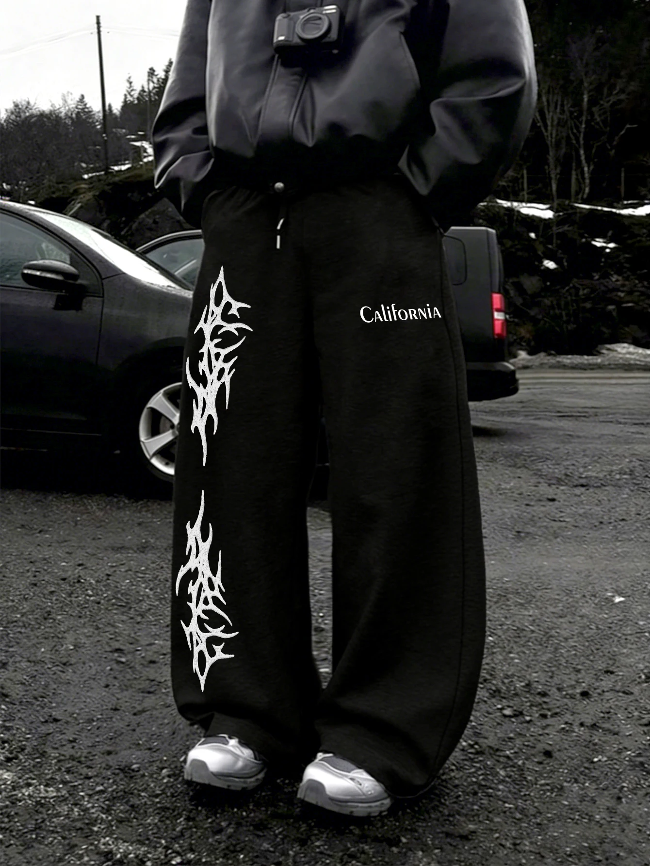 Men Y2K American Streetwear Baggy Sweatpants, Asymmetric White Gothic Spike Letter & California Text Print Drawstring Wide Leg