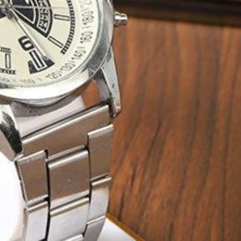 Expositor de relojes de plástico blanco con borde dorado, de un solo nivel, soporte estable para relojes de pulsera, para mostrador o vitrina.