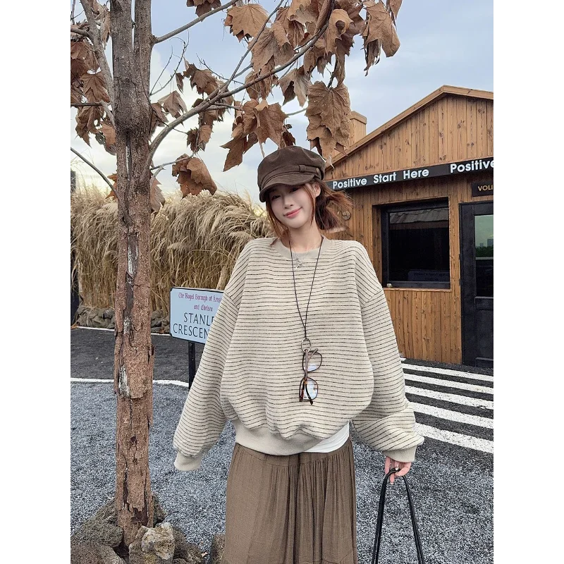 

Свободная женская толстовка с круглым вырезом в контрастную полоску в стиле ретро, новинка 2025 года, универсальный и шикарный топ