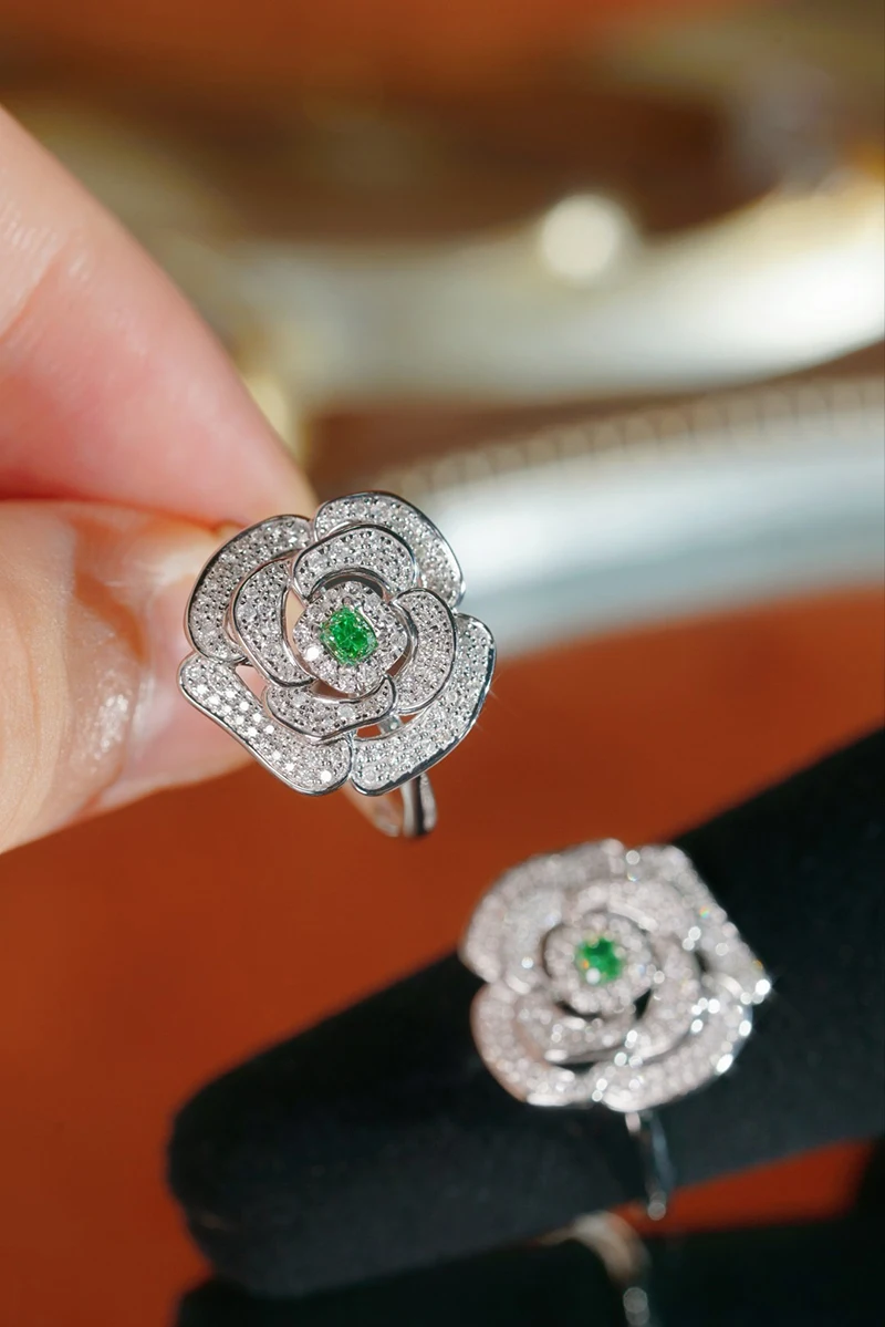 LUOWEND 100% 18K White Gold Rings Luxury Flower Shape Real Natural Green Diamond Engagement Ring for Women High Party Jewelry