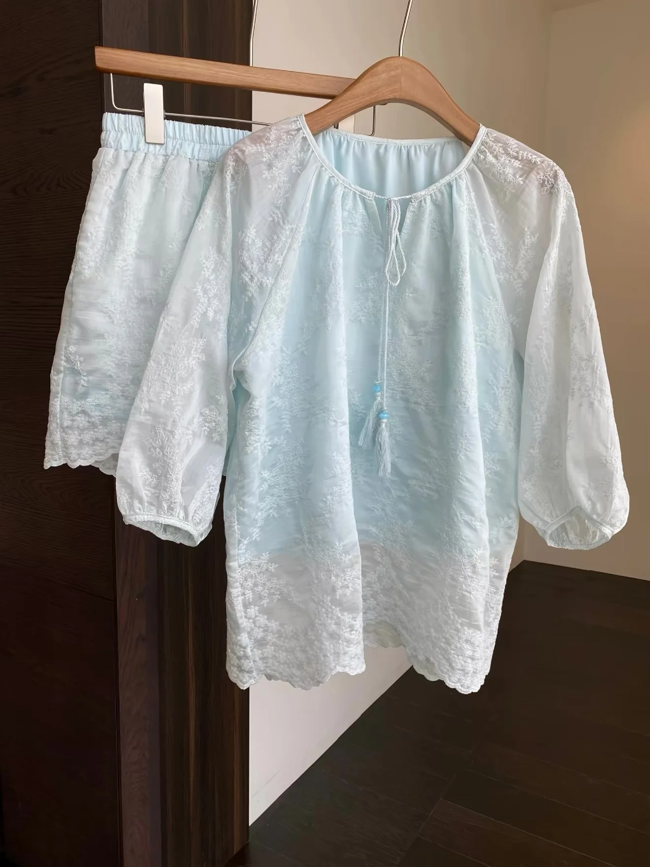 

Elegant Lace Embroidery Slim Fit Long Sleeve Top Shorts Set Women Summer 2026 Commute Style Loose Fit round Neck Single Piece
