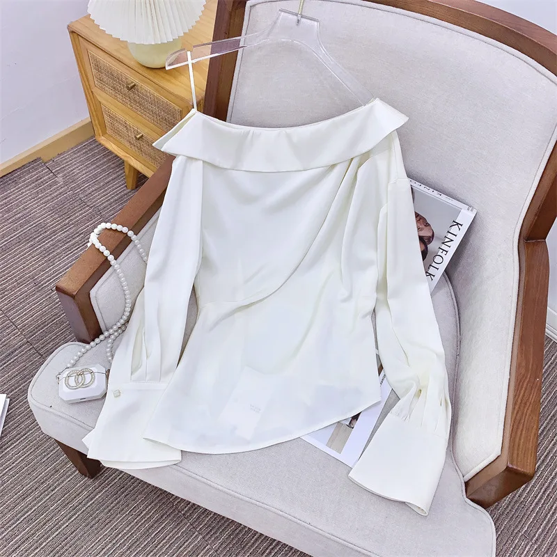 

Женская приталенная блузка с асимметричным дизайном на одно плечо, длинным рукавом, плиссированными расклешенными манжетами, создающая ощущение роскоши, для офиса, из полиэстера.