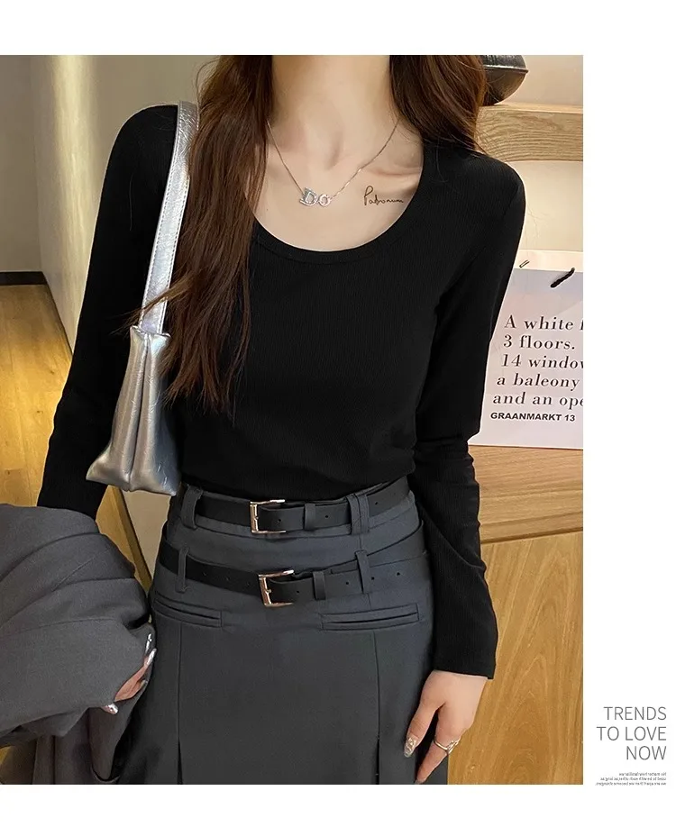 Neues schmal geschnittenes Langarm-T-Shirt für Damen mit niedrigem Rundhalsausschnitt und geripptem Basic-Oberteil, schulterbetont, einfarbig, für Herbst/Winter 2026, als Innen-T-Shirt – Detail 7
