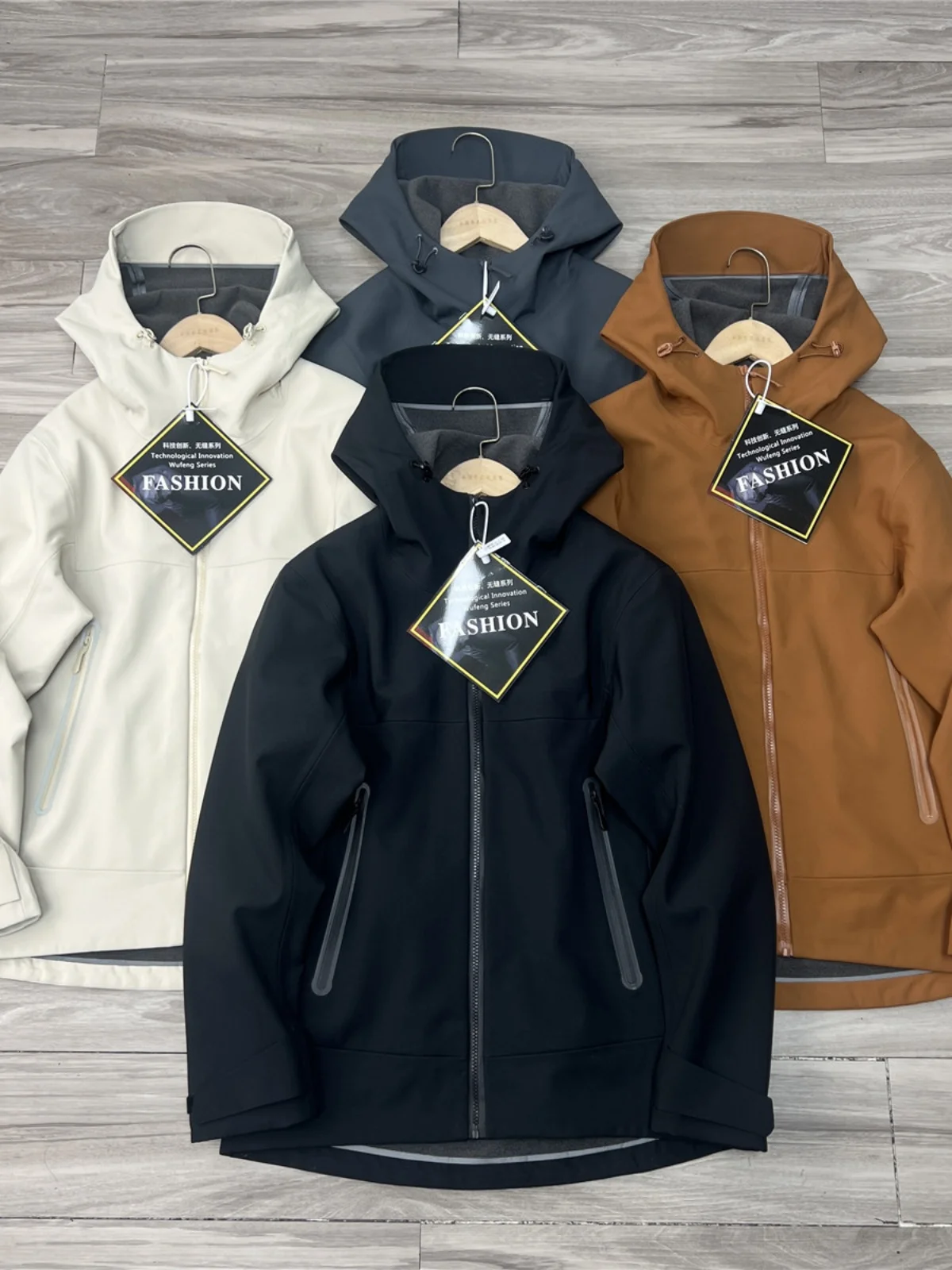 

Мужская демисезонная куртка с подкладкой, утепленная, с капюшоном, на молнии, из полиэфирного волокна, приталенного кроя