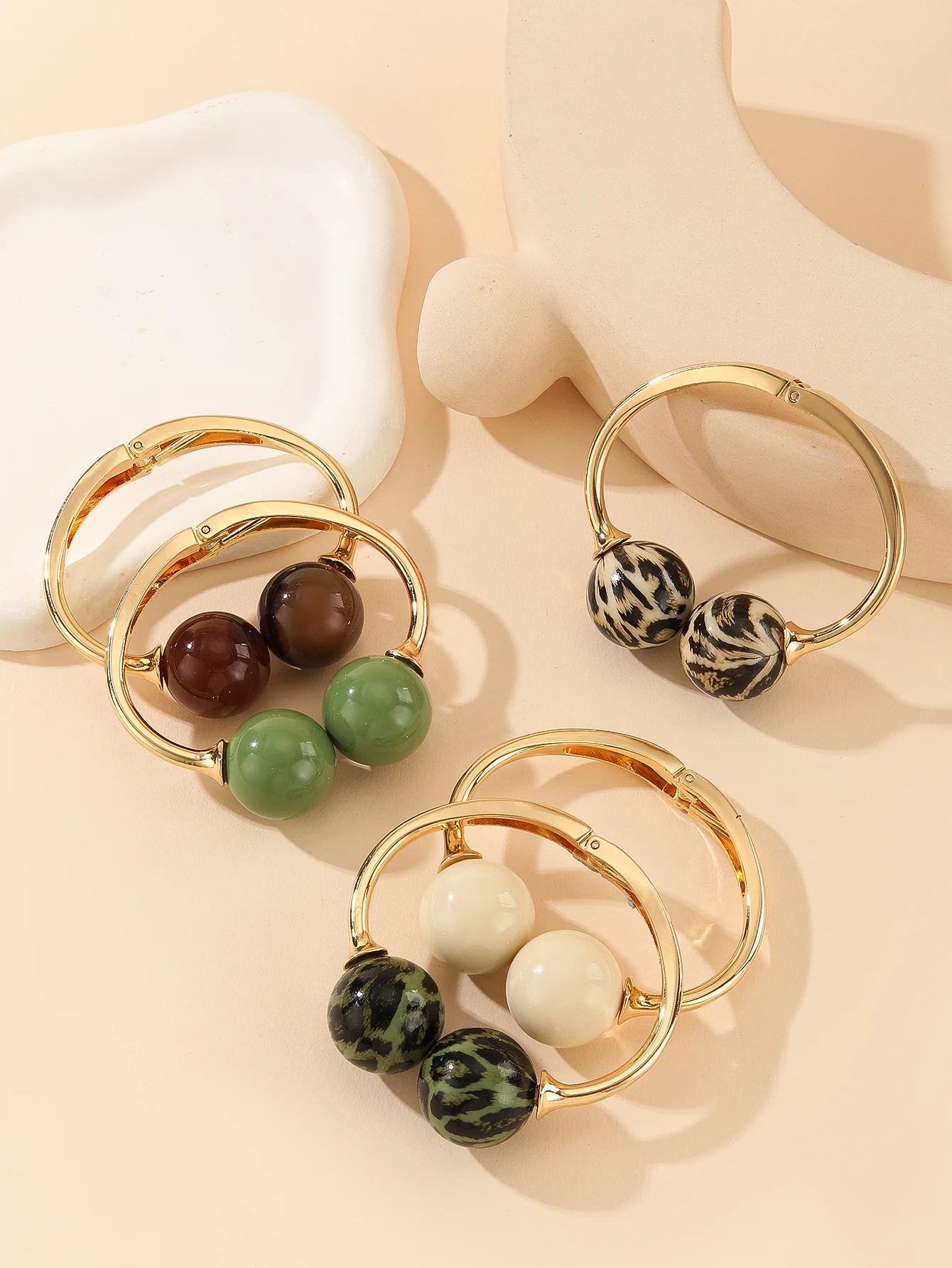 سوار أكريليك مفتوح على شكل دائرة مع خرز على شكل كرة مزدوجة على طراز بوهو متعدد للارتداء اليومي والحفلات قابل للتعديل يناسب العصرية #2