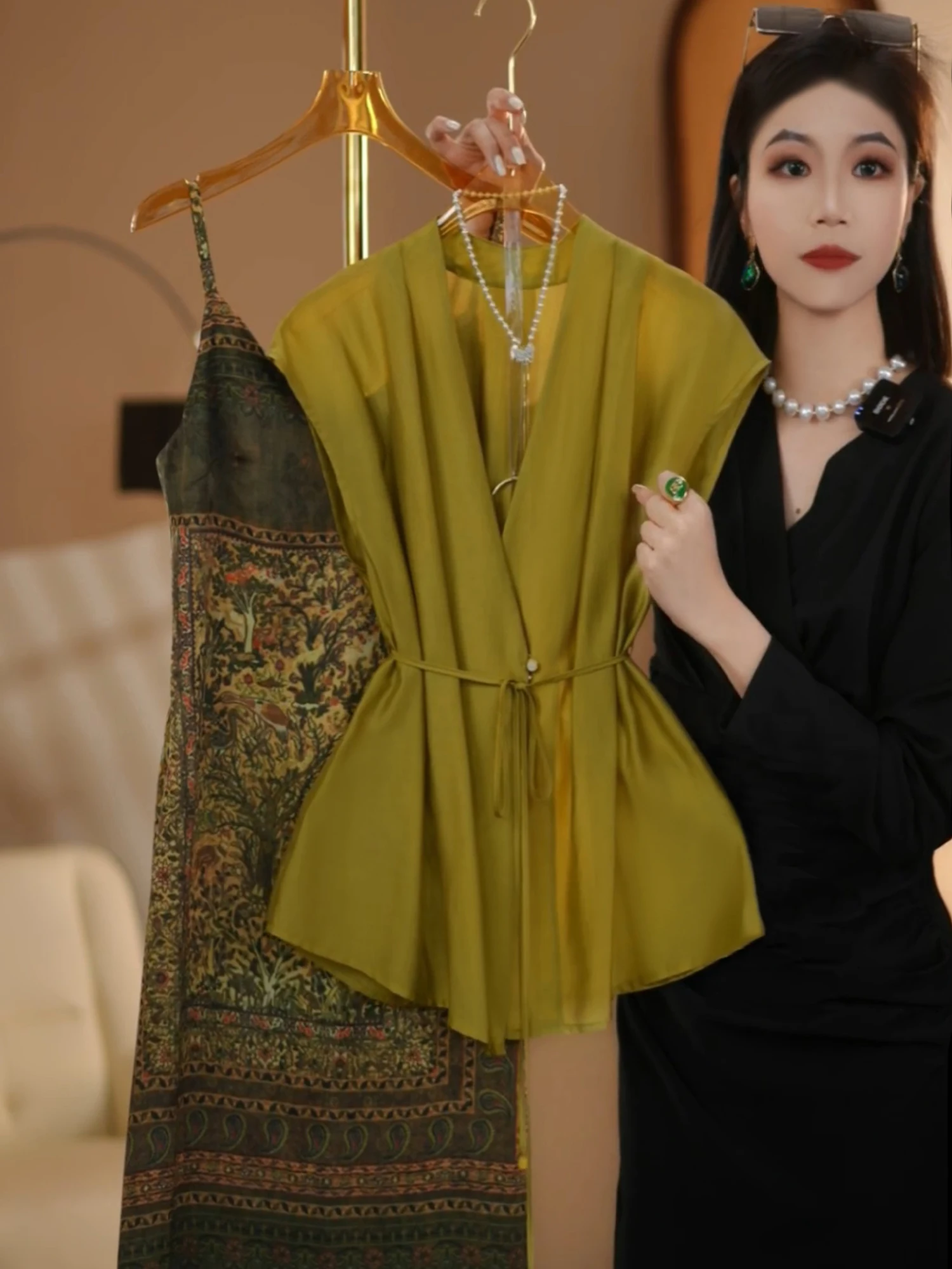 

Летний новый модный тонкий комплект из двух предметов для женщин: легкий, приталенный топ на бретельках и юбка с V-образным вырезом, повседневный стиль...