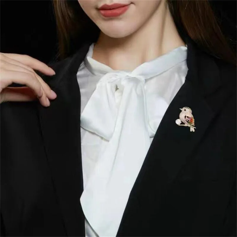 High-end Japanese Cute Anti-light High-quality Personality Suit Color Bird Brooch