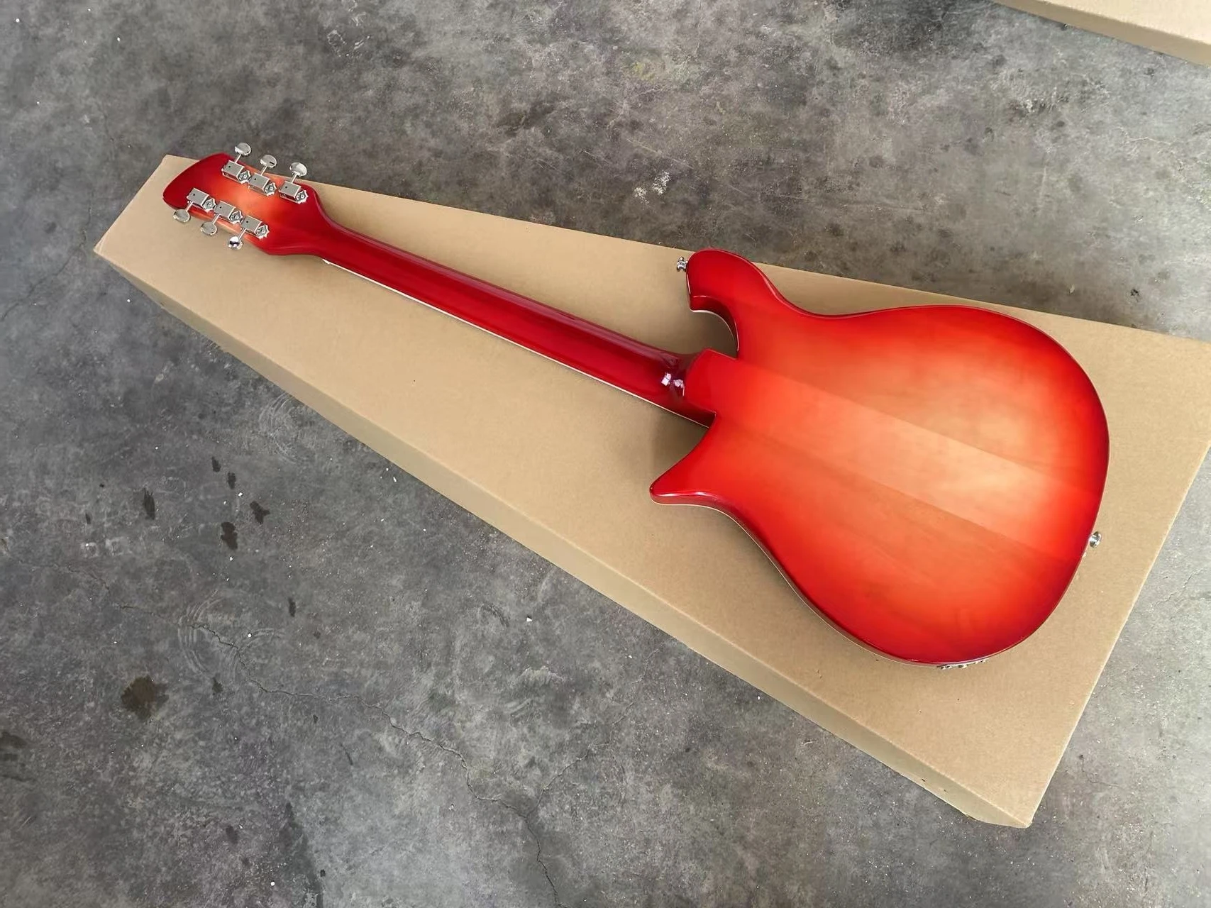 ترابيز الذيل الرقبة من خلال الجسم 660 الغيتار الكهربائي الذهب Pickguard ، الشطرنج ملزمة الكرز انفجار اللون 6 سلسلة الغيتار